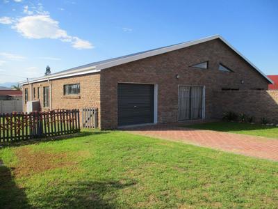 House For Sale in Fraaiuitsig, Klein Brak Rivier