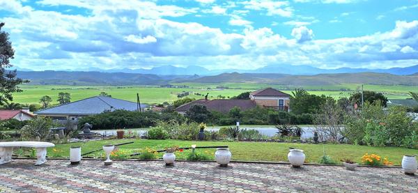 House For Sale in Fraaiuitsig, Klein Brak Rivier